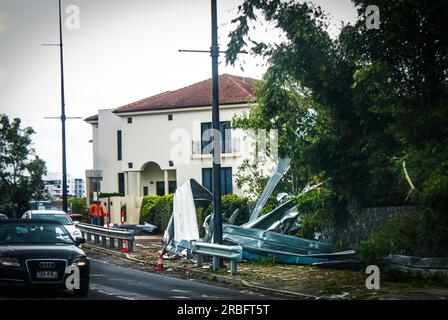 2014 12 04 Toowong Australie - conséquences d'une grosse tempête de vent qui a déchiré un signe - mise au point sélective Banque D'Images