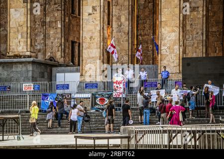 2019 07 16 Tbilissi Georgoa proteste devant le bâtiment Parliment à Tibilisi en Géorgie avec l'effigie des signes de Poutine en géorgien dites GO et Mako vous opène Banque D'Images