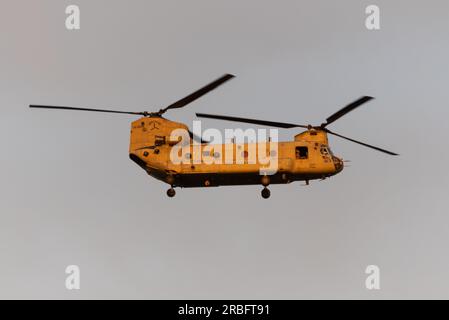 Aéroport de Stansted, Essex, Royaume-Uni. 9 juillet 2023. Le président AMÉRICAIN Joe Biden doit atterrir à l'aéroport de Stansted dans la soirée, prêt pour des réunions avec le premier ministre Rishi Sunak et le roi Charles III lundi. D'autres hélicoptères militaires assureront une escorte de sécurité. Boeing CH-47 Chinook de l'armée AMÉRICAINE Banque D'Images
