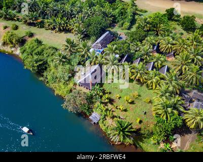 Vue aérienne le long du canal des Pangalanes, près de Manakara, île de Madagascar. Le groupe ethnique Antemoro vit dans le canal des Pangalanes. Le Pangalan Banque D'Images