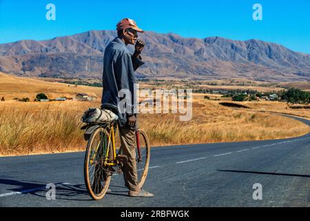 Route RN34 entre Antsirabe et Mandoto en passant par Betafo et Andohanankivoka, hauts plateaux centraux, région de Vakinankaratra, Madagascar, Afrique. Banque D'Images
