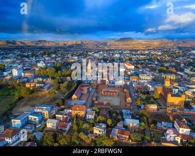 Vue aérienne de la ville d'Antsirabe, région de Vakinankaratra, Madagascar, Afrique. Antsirabe est la troisième plus grande ville de Madagascar et la capitale de la va Banque D'Images