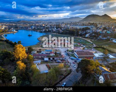 Vue aérienne de la ville d'Antsirabe, région de Vakinankaratra, Madagascar, Afrique. Antsirabe est la troisième plus grande ville de Madagascar et la capitale de la va Banque D'Images