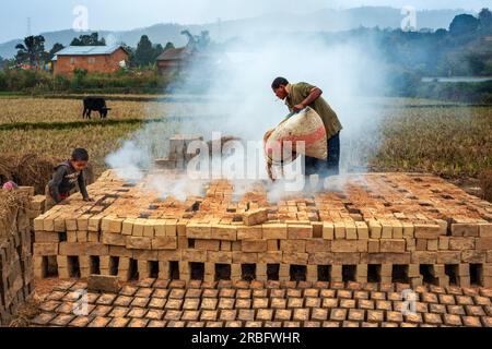 Site de fabrication de briques à Ambatolampy, Antsirabe, province d'Antananarivo, Madagascar Central Highlands. Banque D'Images