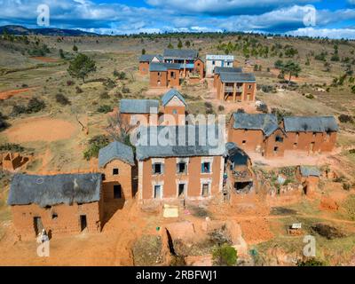 Madagascar, Ambatolampy, maisons rendues à la boue ocre. Les hauts plateaux centraux, les hauts plateaux centraux ou hauts-plateaux sont un biogéographie montagneuse Banque D'Images