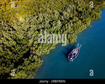 Vue aérienne d'un bateau dans la rivière avec des mangroves dans la rivière Morondava, province de Toliara, Madagascar, Afrique Banque D'Images