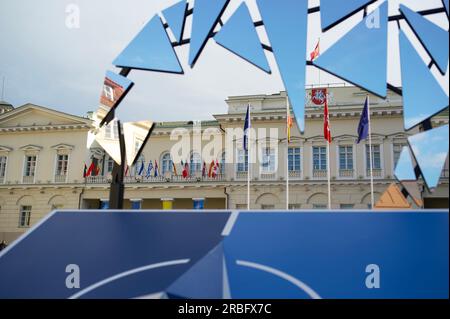 Sommet de l'OTAN à Vilnius Lituanie, Palais présidentiel avec drapeaux Banque D'Images