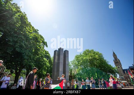 Les manifestants se rassemblent lors de la marche « Justice pour Jénine » vers le Palais de la paix. Le 3 juillet 2023, les forces armées israéliennes ont lancé une violente invasion de Djénine et du camp de Djénine comme punition collective pour la résistance palestinienne croissante. Le camp a été envahi par plus de 1000 soldats israéliens. Le camp de Djénine a été attaqué avec des drones, des roquettes et des véhicules militaires armés. 12 Palestiniens ont été tués, quatre d’entre eux avaient moins de 18 ans et des dizaines d’autres ont été blessés. Israël a déclaré qu’il ciblait les militants. L ' infrastructure du camp a été détruite, forçant les habitants de Djénine à reconstruire une fois. 3000 Palestiniens ont été forc Banque D'Images