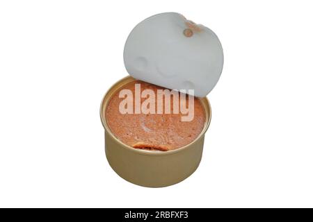 Pate pour chats et chiens dans un récipient en métal. Conteneur isolé sur fond blanc. Aliment pour animaux. Nutrition conservée. Banque D'Images