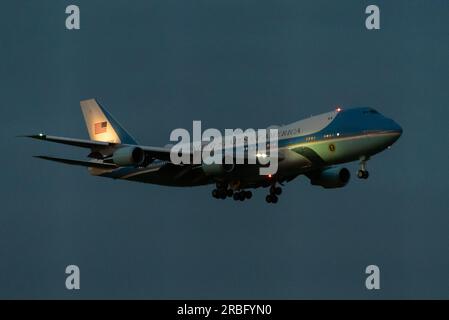 Aéroport de Stansted, Essex, Royaume-Uni. 9 juillet 2023. Le président AMÉRICAIN Joe Biden a atterri à l'aéroport de Stansted à bord d'un Boeing VC-25 (spécialement converti VVIP 747) indicatif "Air Force One" dans la soirée, prêt pour des réunions avec le PM Rishi Sunak et le roi Charles III lundi Banque D'Images