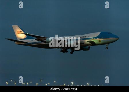 Aéroport de Stansted, Essex, Royaume-Uni. 9 juillet 2023. Le président AMÉRICAIN Joe Biden a atterri à l'aéroport de Stansted à bord d'un Boeing VC-25 (spécialement converti VVIP 747) indicatif "Air Force One" dans la soirée, prêt pour des réunions avec le PM Rishi Sunak et le roi Charles III lundi Banque D'Images