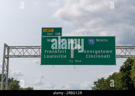 Lexington, KY - 10 septembre 2021 : panneau pour gauche sortie 118 pour I64 Ouest vers Frankfort et Lousiville, et continuer sur I75 Nord vers Georgetown et Banque D'Images