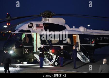 Le président AMÉRICAIN Joe Biden monte sur Marine One à l'aéroport de Stansted dans l'Essex, avant ses rencontres avec le Premier ministre Rishi Sunak et le roi Charles III Date de la photo : dimanche 9 juillet 2023. Banque D'Images