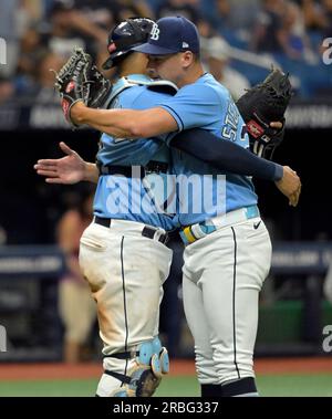 Tampa, États-Unis. 09 juillet 2023. Robert Stephenson (à droite), le combattant des Rays de Tampa Bay, embrasse Christian Bethancourt après une victoire de 10-4 contre les Braves d'Atlanta lors d'un match de baseball au Tropicana Field à St. Petersburg, Floride, le dimanche 9 juillet 2023. Photo de Steve Nesius/UPI crédit : UPI/Alamy Live News Banque D'Images