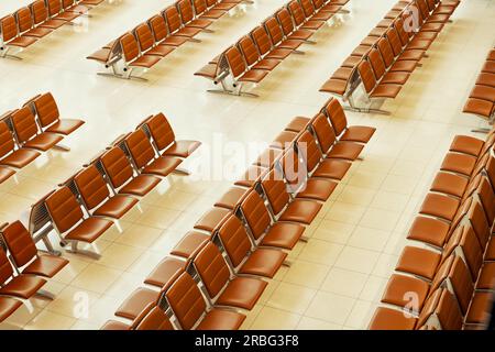 Vue de dessus des sièges vides. Chaises en rangées dans le terminal moderne de l'aéroport Banque D'Images