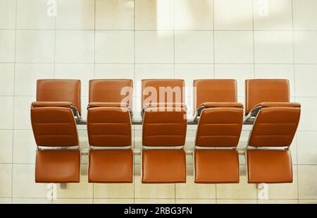 Vue de dessus des sièges vides. Chaises en rangées dans le terminal moderne de l'aéroport Banque D'Images