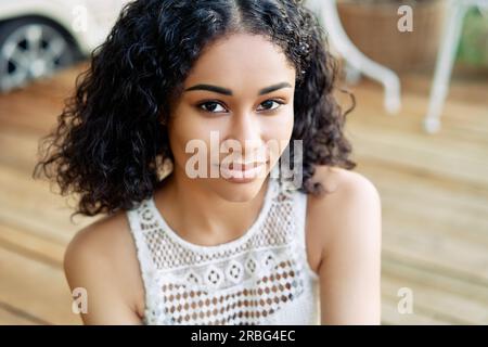 Portrait of young beautiful african american female model smiling outdoors. Femme beauté concept Banque D'Images