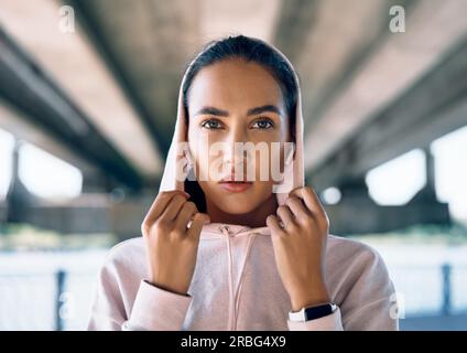 Jeune femme dans des vêtements de sport se posant à l'extérieur. Portrait féminin Banque D'Images