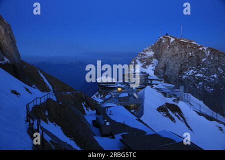 Oberhaupt, sommet du Mont Pilatus à l'heure bleue. Scène de coucher de soleil dans les Alpes suisses Banque D'Images