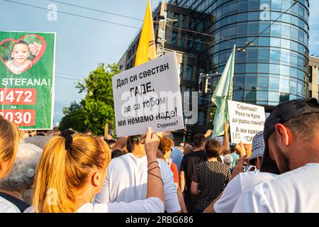 01 juillet 2023, Belgrade, Serbie, manifestation contre les violences déclenchées par des fusillades de masse dans l'école de Belgrade et Mladenovac , ville près de Belgrade Banque D'Images