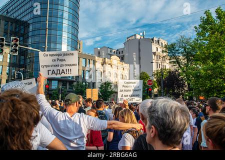 01 juillet 2023, Belgrade, Serbie, manifestation contre les violences déclenchées par des fusillades de masse dans l'école de Belgrade et Mladenovac , ville près de Belgrade Banque D'Images