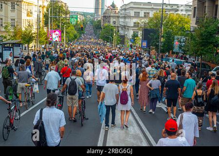 01 juillet 2023, Belgrade, Serbie, manifestation contre les violences déclenchées par des fusillades de masse dans l'école de Belgrade et Mladenovac , ville près de Belgrade Banque D'Images