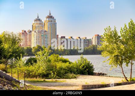 Hauts bâtiments Obolon près de la rivière Dniepr à Kiev, Ukraine Banque D'Images