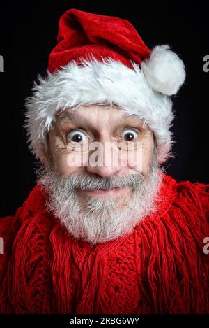 Portrait d'un homme adulte avec barbe blanche déguisé en Père Noël pour les vacances de Noël Banque D'Images