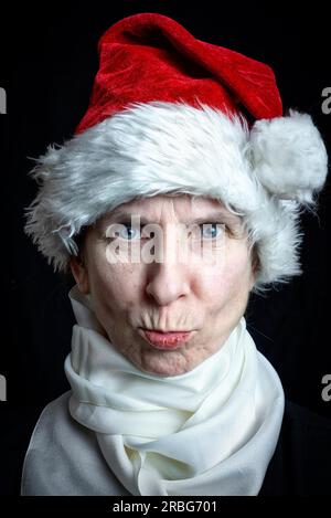 Portrait d'une femme adulte déguisé en Père Noël pour les vacances de Noël Banque D'Images