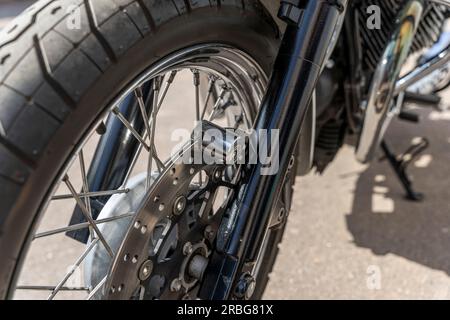 Dispositif de verrouillage antivol sur le disque de frein de moto. un verrou sur le disque de frein de la moto. Protection mécanique contre le vol de motocyclettes. Anti-laf Banque D'Images