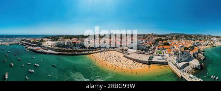 Le Portugal, Cascais, près de Lisbonne, ville en bord de mer avec plage et port vue panoramique Banque D'Images