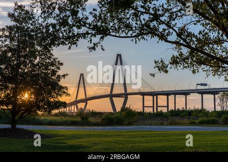 Le Arthur Ravenel Jr Pont sur la rivière Cooper en Caroline du Sud, États-Unis au crépuscule Banque D'Images