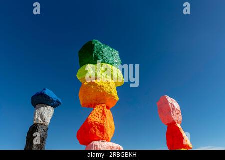 La sculpture de Seven Magic Mountains ajoute un Splash of Color au désert Près de Las Vegas Banque D'Images