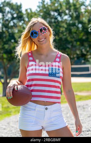 Un modèle blond patriotique s'amusant pendant les vacances du 4 juillet Banque D'Images