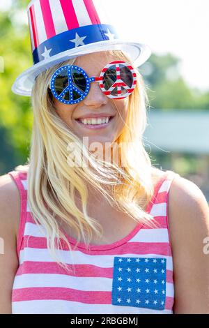 Un modèle blond patriotique s'amusant pendant les vacances du 4 juillet Banque D'Images