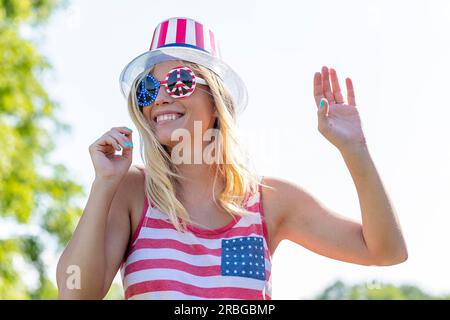 Un modèle blond patriotique s'amusant pendant les vacances du 4 juillet Banque D'Images