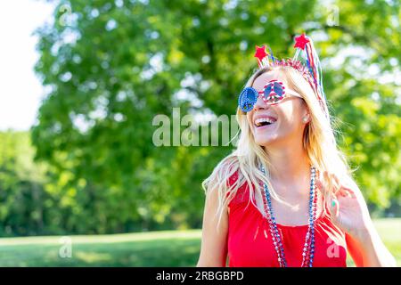 Un modèle blond patriotique s'amusant pendant les vacances du 4 juillet Banque D'Images