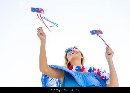 Un modèle blond patriotique s'amusant pendant les vacances du 4 juillet Banque D'Images