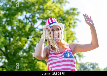 Un modèle blond patriotique s'amusant pendant les vacances du 4 juillet Banque D'Images