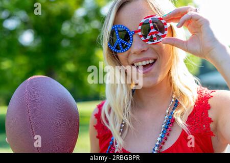 Un modèle blond patriotique s'amusant pendant les vacances du 4 juillet Banque D'Images