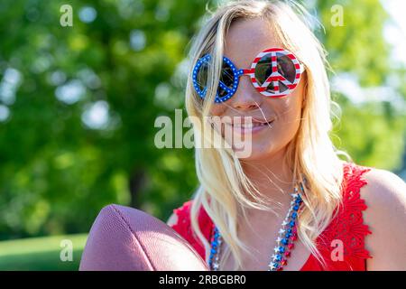 Un modèle blond patriotique s'amusant pendant les vacances du 4 juillet Banque D'Images