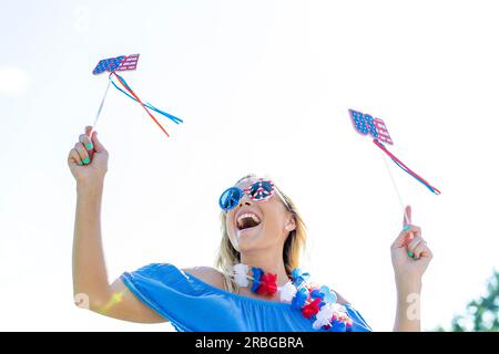 Un modèle blond patriotique s'amusant pendant les vacances du 4 juillet Banque D'Images