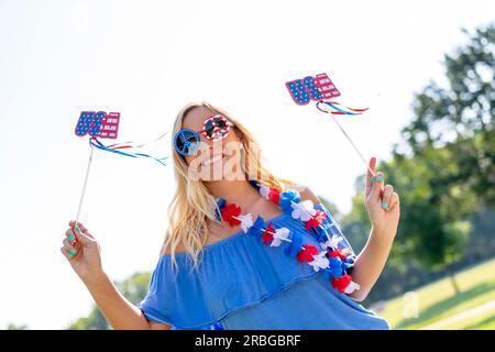 Un modèle blond patriotique s'amusant pendant les vacances du 4 juillet Banque D'Images