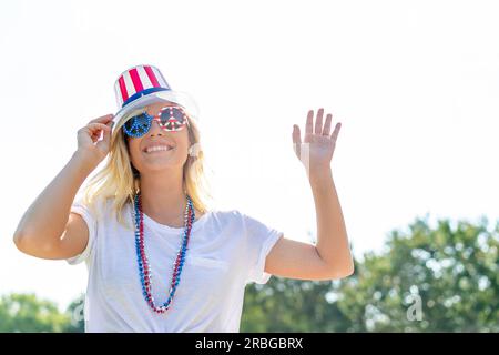 Un modèle blond patriotique s'amusant pendant les vacances du 4 juillet Banque D'Images