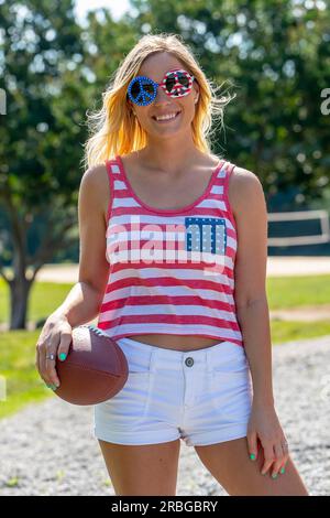 Un modèle blond patriotique s'amusant pendant les vacances du 4 juillet Banque D'Images