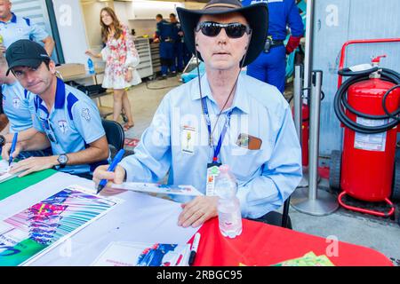 Circuit de Monza, Monza, Lombardie, Italie. 9 juillet 2023. Championnat du monde d'Endurance FIA 2023, 6 heures de Monza ; James Glickenhaus de Glickenhaus Racing signe des autographes crédit : action plus Sports/Alamy Live News Banque D'Images