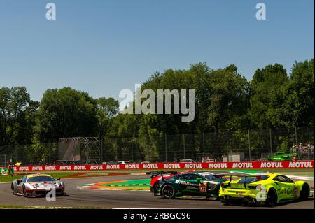 Circuit de Monza, Monza, Lombardie, Italie. 9 juillet 2023. Championnat du monde d'Endurance FIA 2023, 6 heures de Monza ; les voitures se rassemblent dans un Corner et tournent crédit : action plus Sports/Alamy Live News Banque D'Images