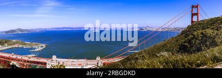 San Francisco, CA, États-Unis. 16 avril 2023 : vue panoramique de la baie de San Francisco, du Golden Gate Bridge et de la ville de Sausalito dans le comté de Marin depuis le sommet Banque D'Images