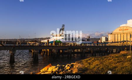 Alameda, CA, USA. Avril 03 2023 : l'Alameda Pier est un terminal de ferry situé à Alameda, en Californie. C'est l'un des terminaux du San Francisco B. Banque D'Images