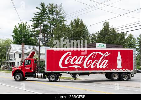 Un camion-remorque rouge et blanc Coca Cola livrant le produit à un magasin à Speculator, NY Banque D'Images